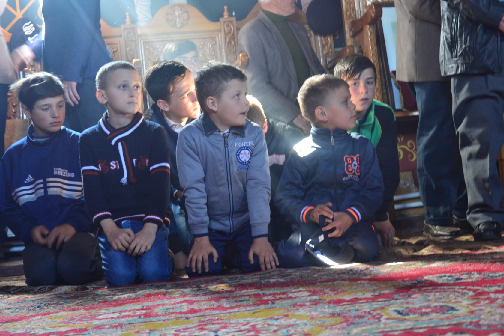 Încălțăminte nouă pentru 50 de copii din Parohia Doroșcani, în urma Proiectului „Cutia cu Papucei pentru Ei”