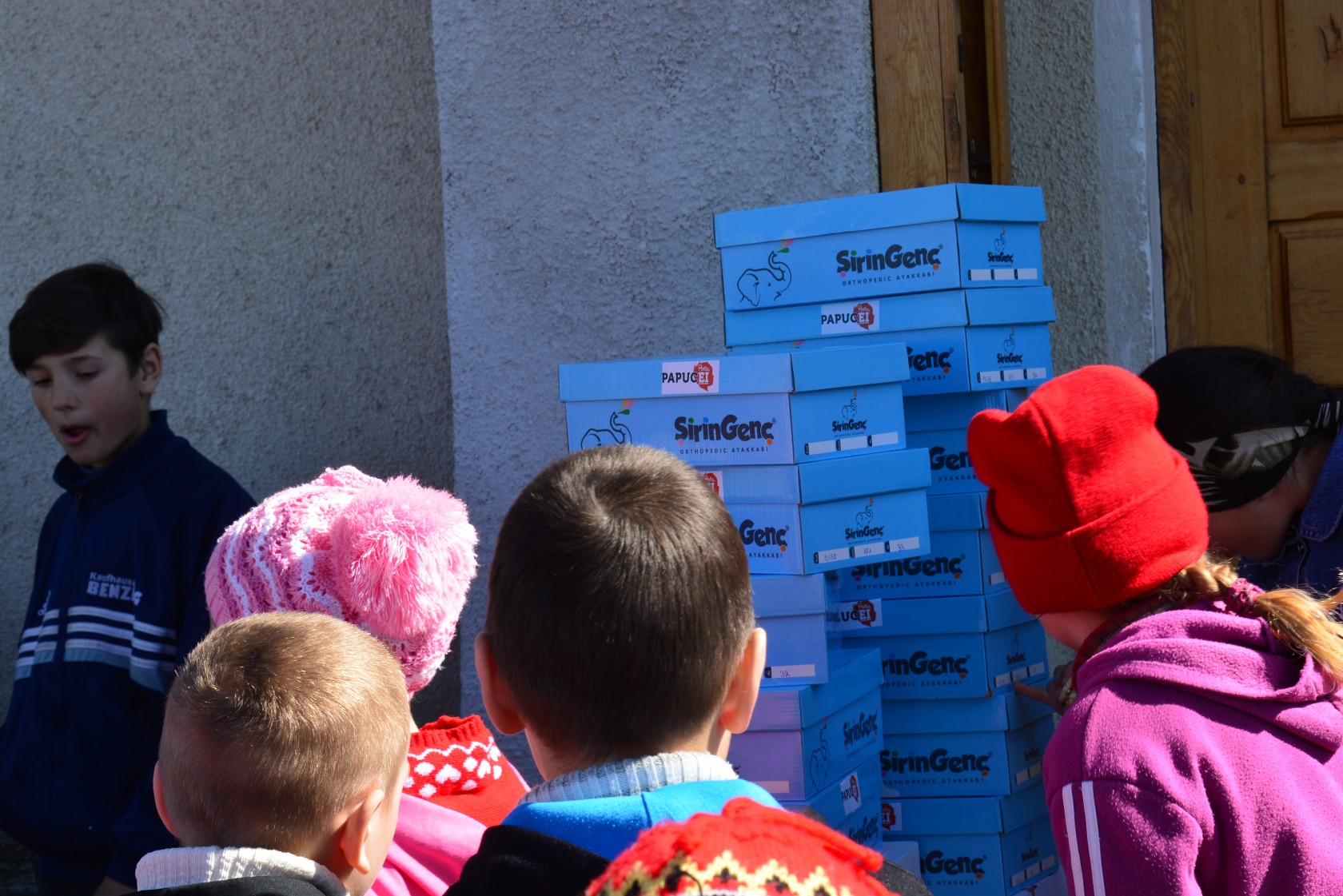 Încălțăminte nouă pentru 50 de copii din Parohia Doroșcani, în urma Proiectului „Cutia cu Papucei pentru Ei”