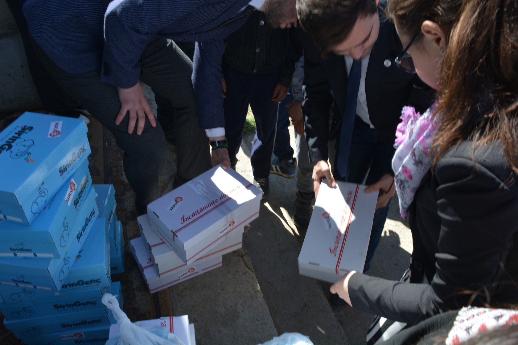 Încălțăminte nouă pentru 50 de copii din Parohia Doroșcani, în urma Proiectului „Cutia cu Papucei pentru Ei”