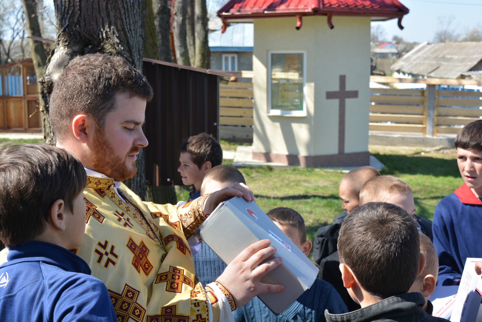 Încălțăminte nouă pentru 50 de copii din Parohia Doroșcani, în urma Proiectului „Cutia cu Papucei pentru Ei”