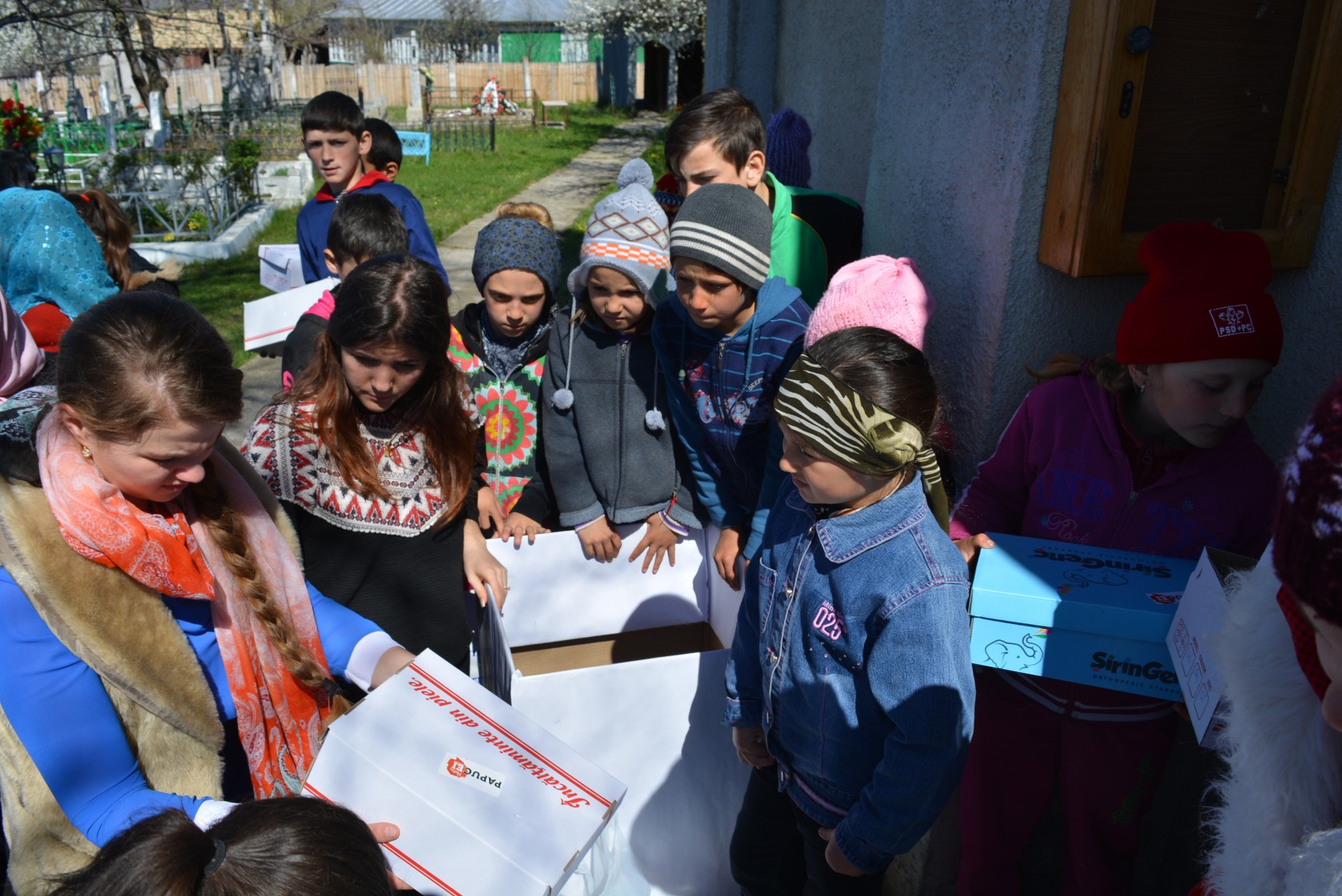 Încălțăminte nouă pentru 50 de copii din Parohia Doroșcani, în urma Proiectului „Cutia cu Papucei pentru Ei”