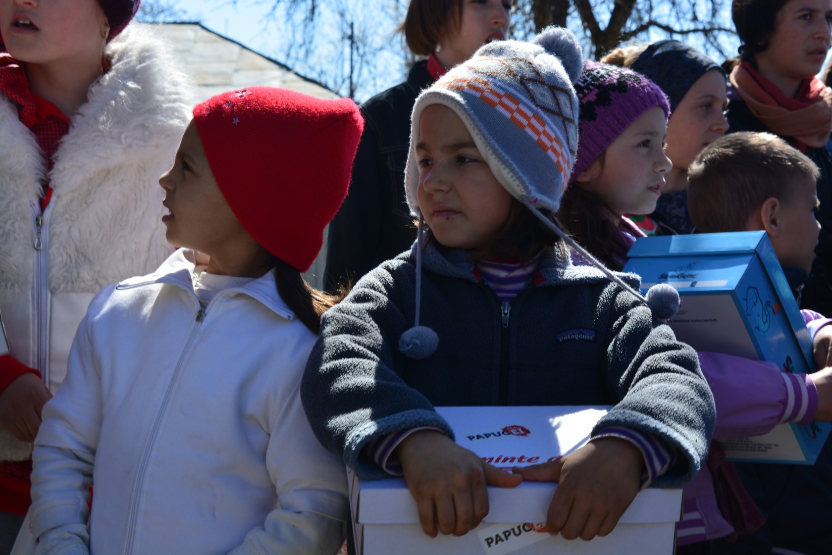 Încălțăminte nouă pentru 50 de copii din Parohia Doroșcani, în urma Proiectului „Cutia cu Papucei pentru Ei”