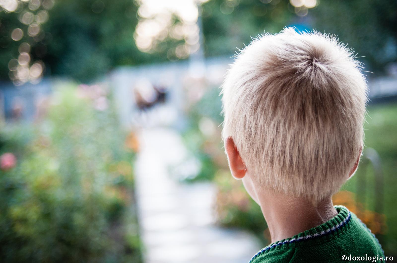 Copiii trebuie să simtă îngrădirea părinților ca pe o binecuvântare a lui Dumnezeu / Foto: Oana Nechifor copil blond