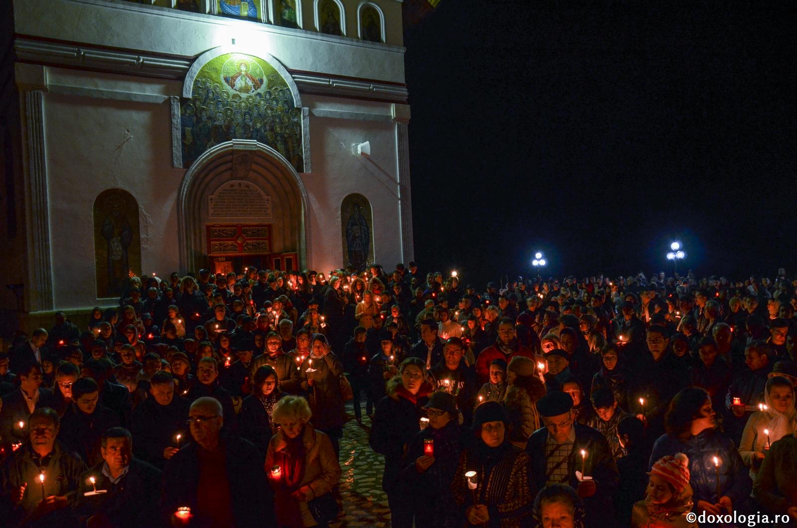 Hristos cel Înviat transformă euharistic miezul nopţii în Liturghie