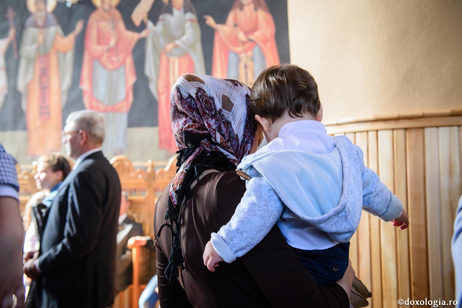 Mamele ajung în Rai crescând copii buni / Foto: Oana Nechifor mamă cu copilul în brațe