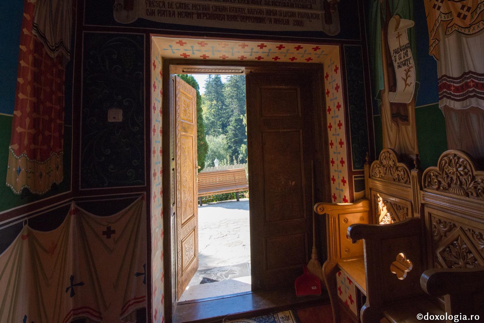 Cei care pleacă din biserică înainte de sfârşitul slujbei