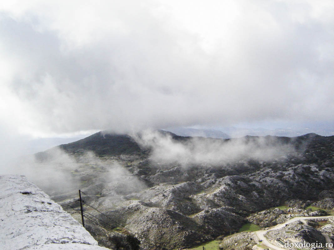 (Foto) La mănăstirea de pe Vârful Pantokrator din Insula Corfu - locul unde culoarea mării face concurență cu albastrul cerului