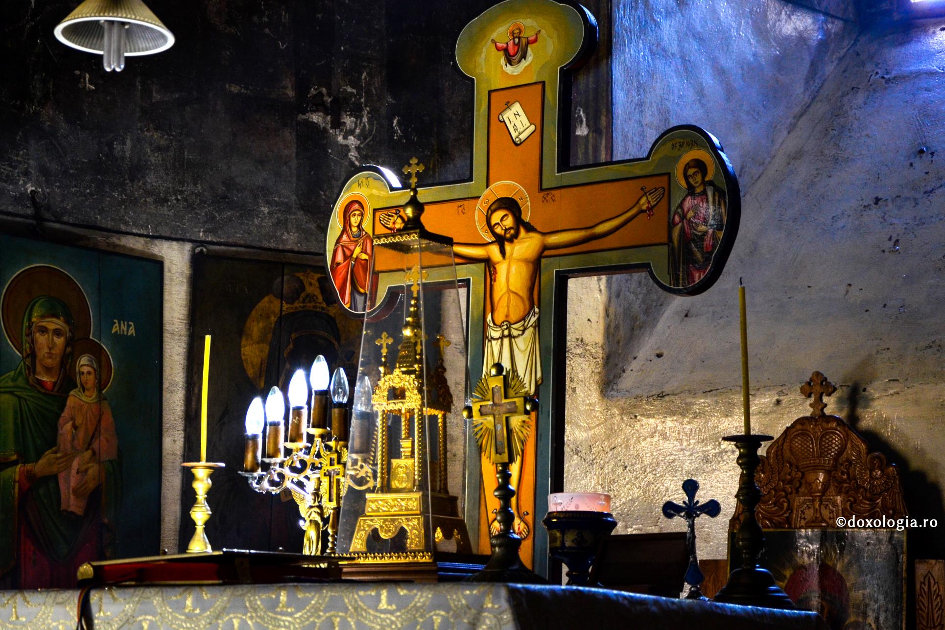 (AUDIO) La ce foloseşte un Dumnezeu răstignit şi mort? - Arhimandritul Hrisostom Rădăşanu