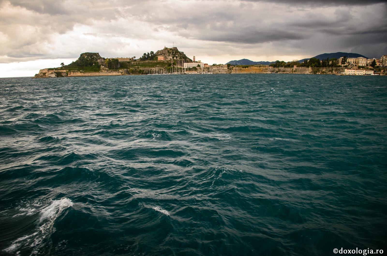 Un ţărm e de partea aceasta, iar altul de cealaltă parte