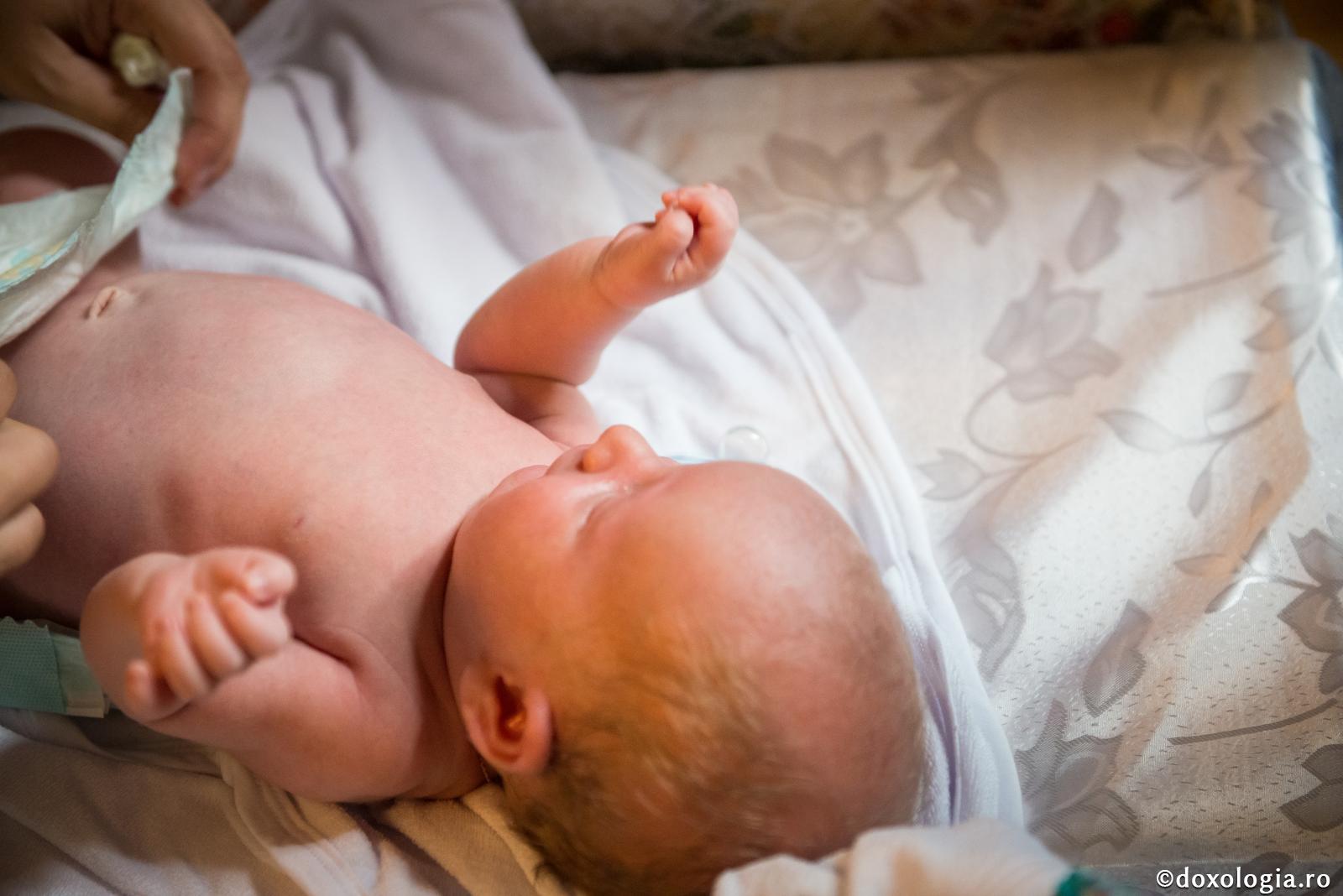 Foto: Oana Nechifor Ce datorii au părinţii faţă de fiul lor nou-născut?