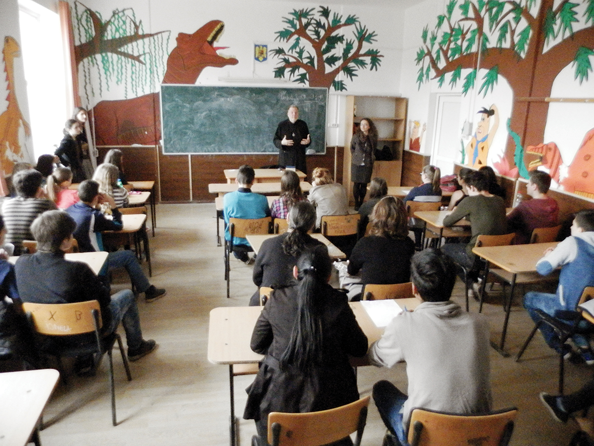 Campanie Pro Vita Iaşi de informare şi responsabilizare a adolescenţilor, la Răducăneni