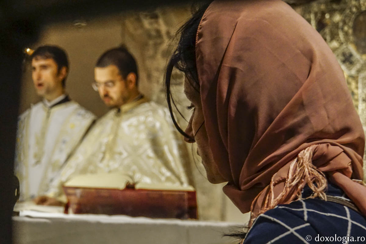 (Foto) Pelerini români la moaștele Sfântului Ierarh Nicolae din Bari, Italia