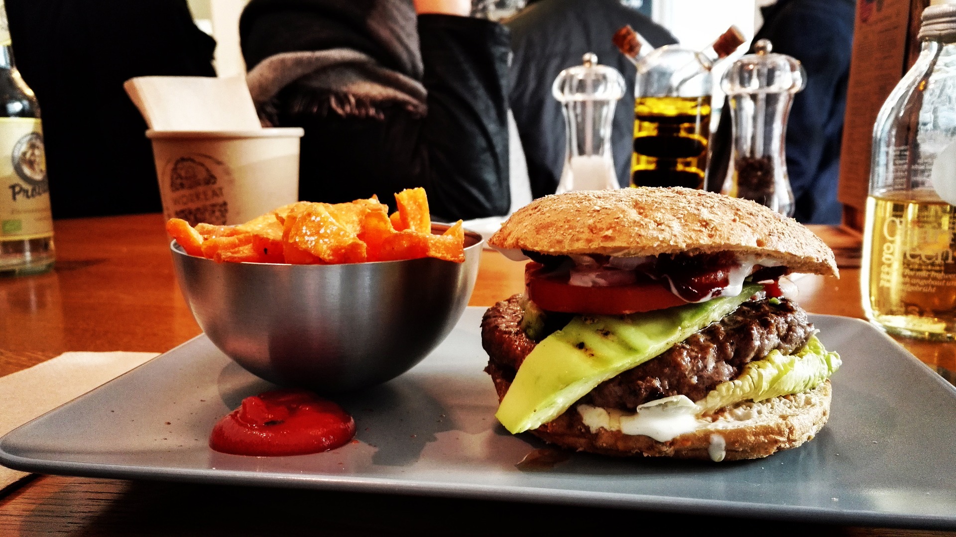 Persoanele care trăiesc singure tind să aibă un regim alimentar care le pune sănătatea în pericol Persoanele care trăiesc singure tind să aibă un regim alimentar care le pune sănătatea în pericol
