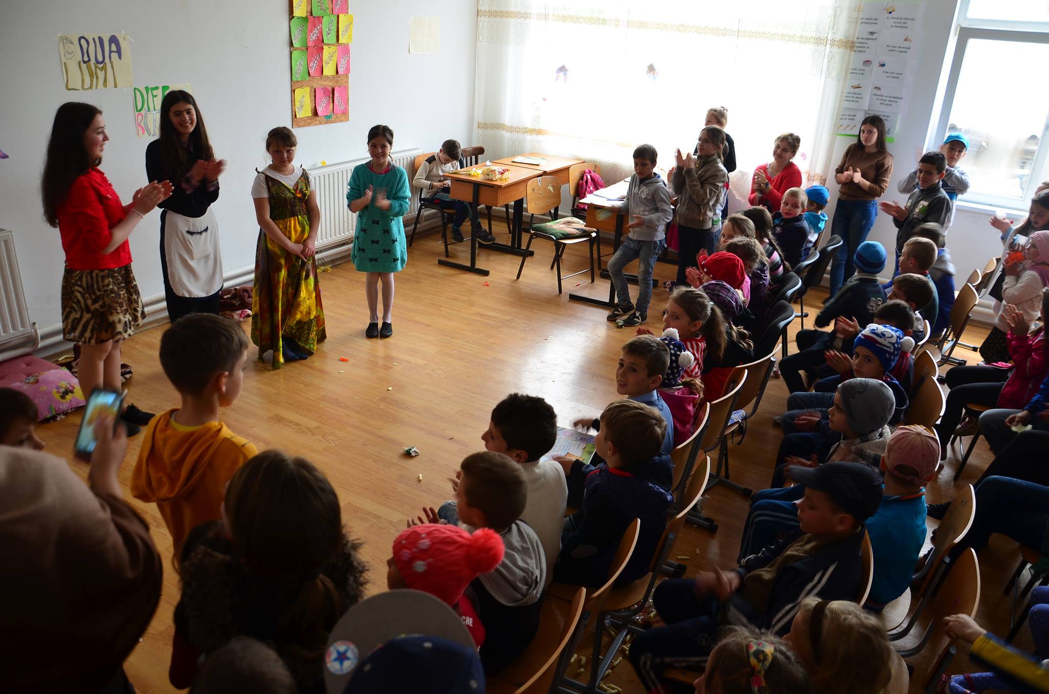 Piesa de teatru „Două lumi diferite”, la Todirești