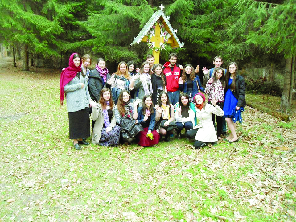 Tinerii atoreni, în pelerinaj în ţinutul Neamţului