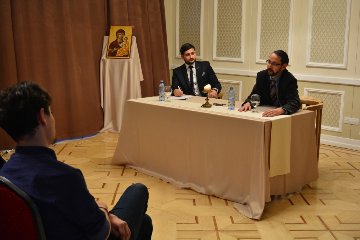 15' - „Aspecte etice la începutul vieții. Repere pentru familia creștină”