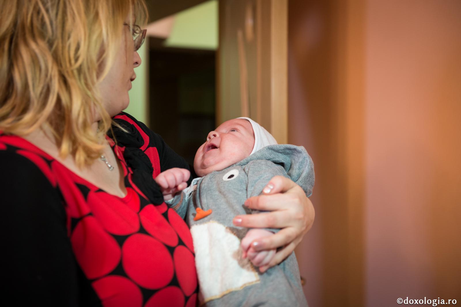 De ce majoritatea pruncilor zâmbesc în timpul Sfintei Liturghii?