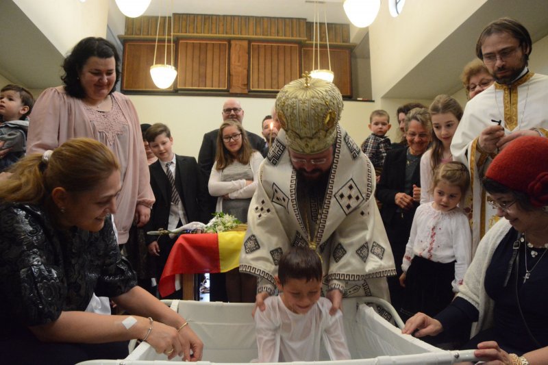 Episcopul Macarie Drăgoi a săvârșit slujba adopției a doi copilași în familia unor medici români