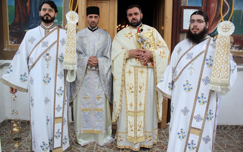 Slujire arhierească în biserica Parohiei Călineşti din judeţul Vâlcea