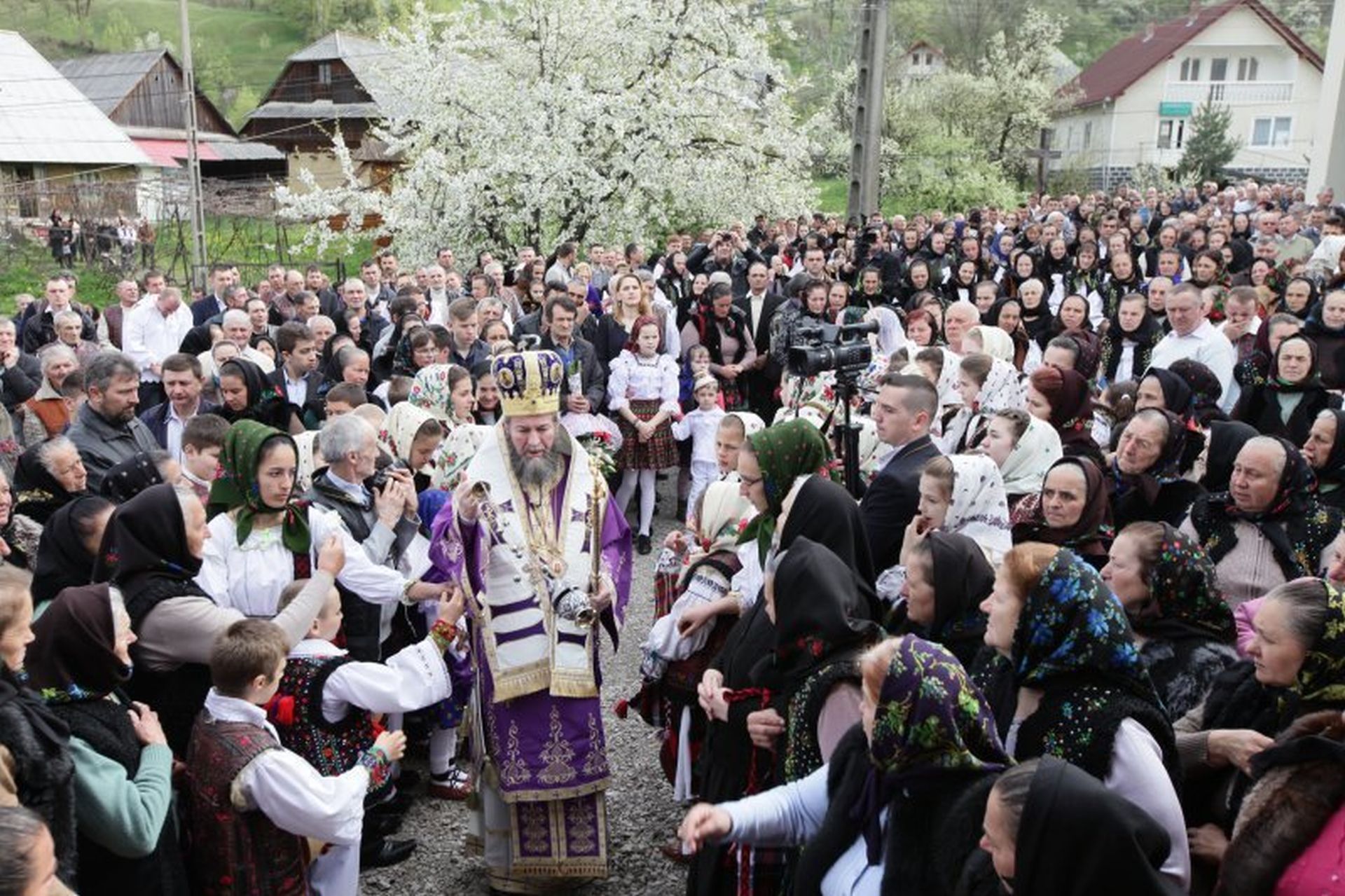 Preasfinţitul Părinte Iustin: „Iisus Hristos este soluţia pentru toate şi-i aşteaptă pe tineri”