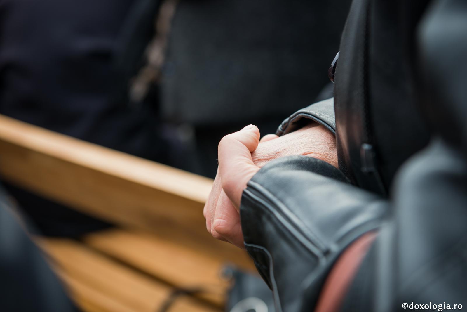 Deși știu că Dumnezeu ne ascultă și ne împlinește rugăciunile, de ce în timpul rugăciunii am impresia că Dumnezeu nu mă ascultă și simt o stare de pustietate?