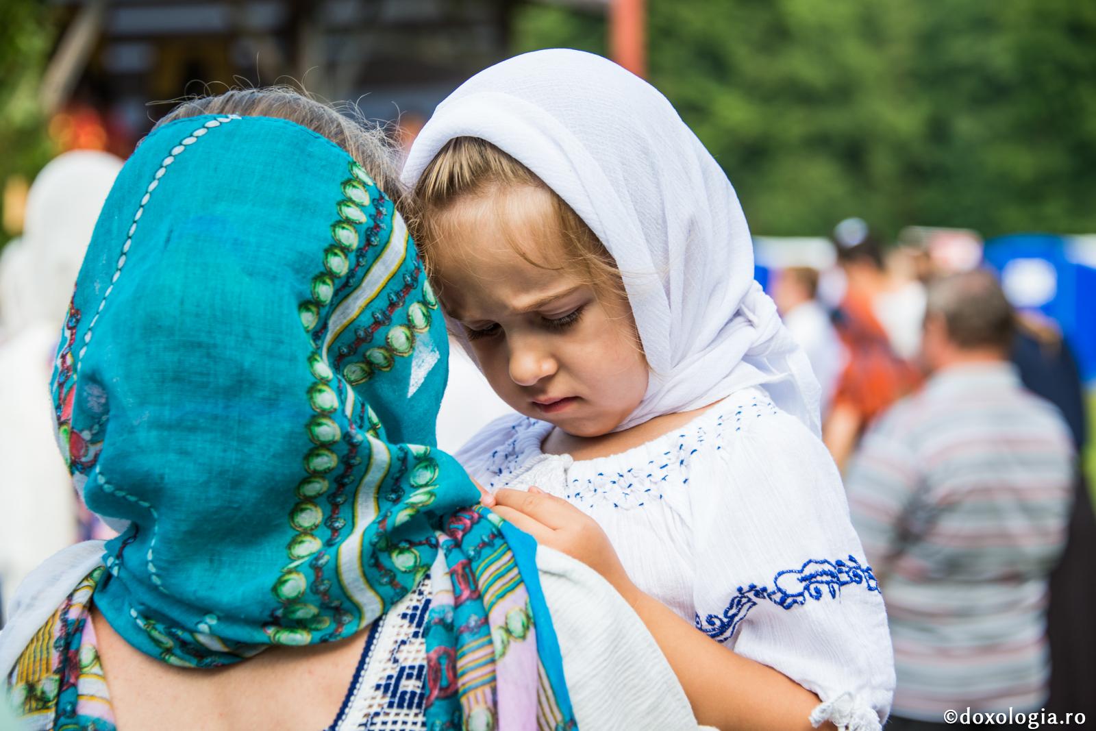 Multă rugăciune și puține cuvinte copiilor / Foto: Oana Nechifor fetiță în brațele mamei