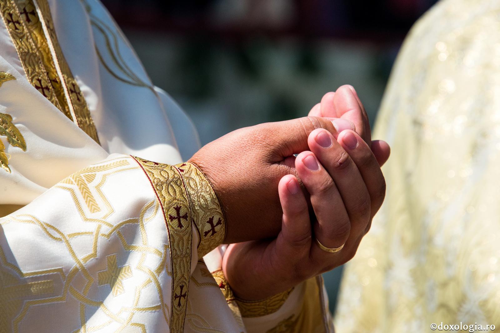 mâini preot