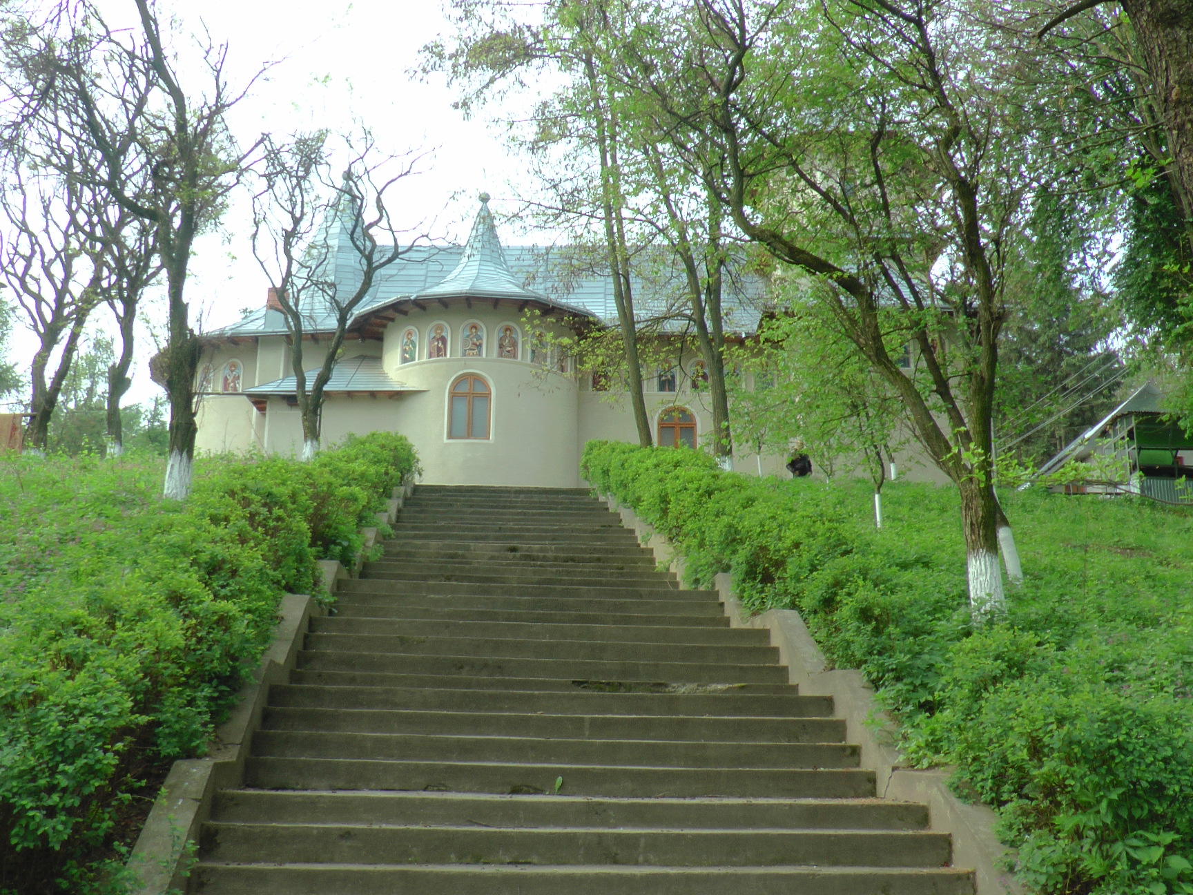 Floriile, sărbătorite la Mănăstirea Buciumeni prin Liturghie arhierească