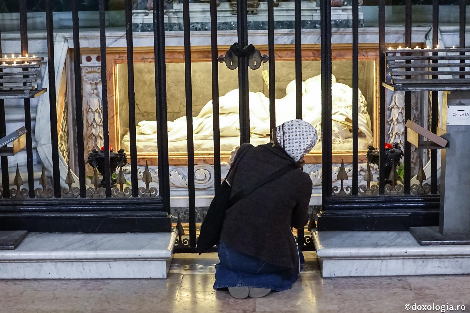 E bine să ne închinăm la moaștele și statuile catolice?