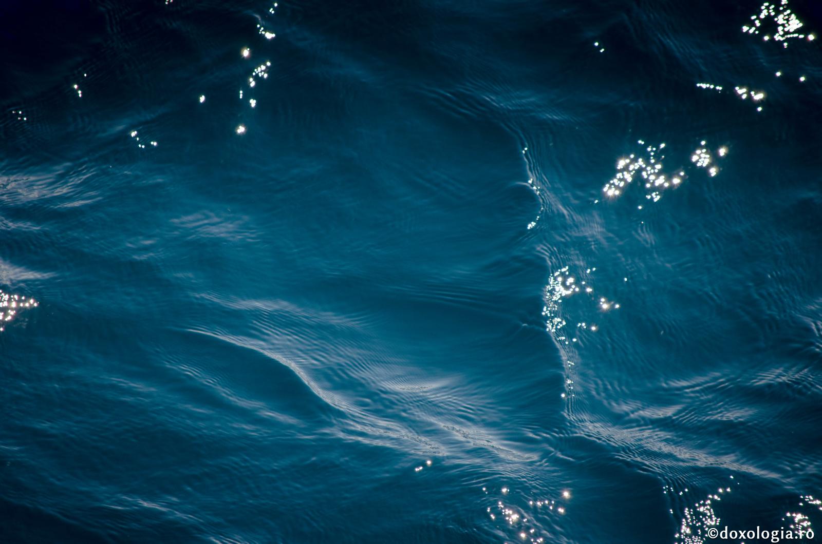 Cel ce iubește pe vrăjmașul său potolește valurile mării și liniștește furtuna