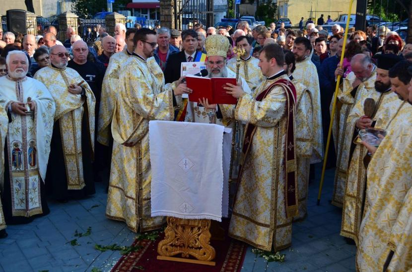 Biserica ”Sfinții Împărați Constantin și Elena” din Roman, resfinţită în ajunul hramului Biserici resfinţite în Mitropolia Moldovei şi Bucovinei (GALERIE FOTO)