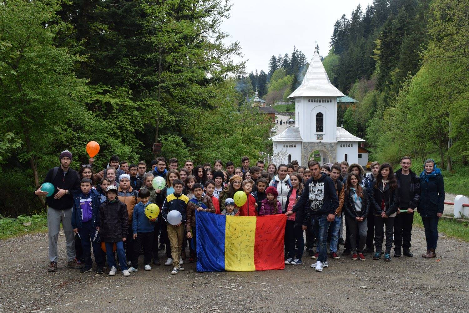 Tinerii din Soci, în drumeţie pe Ceahlău şi la Sihla