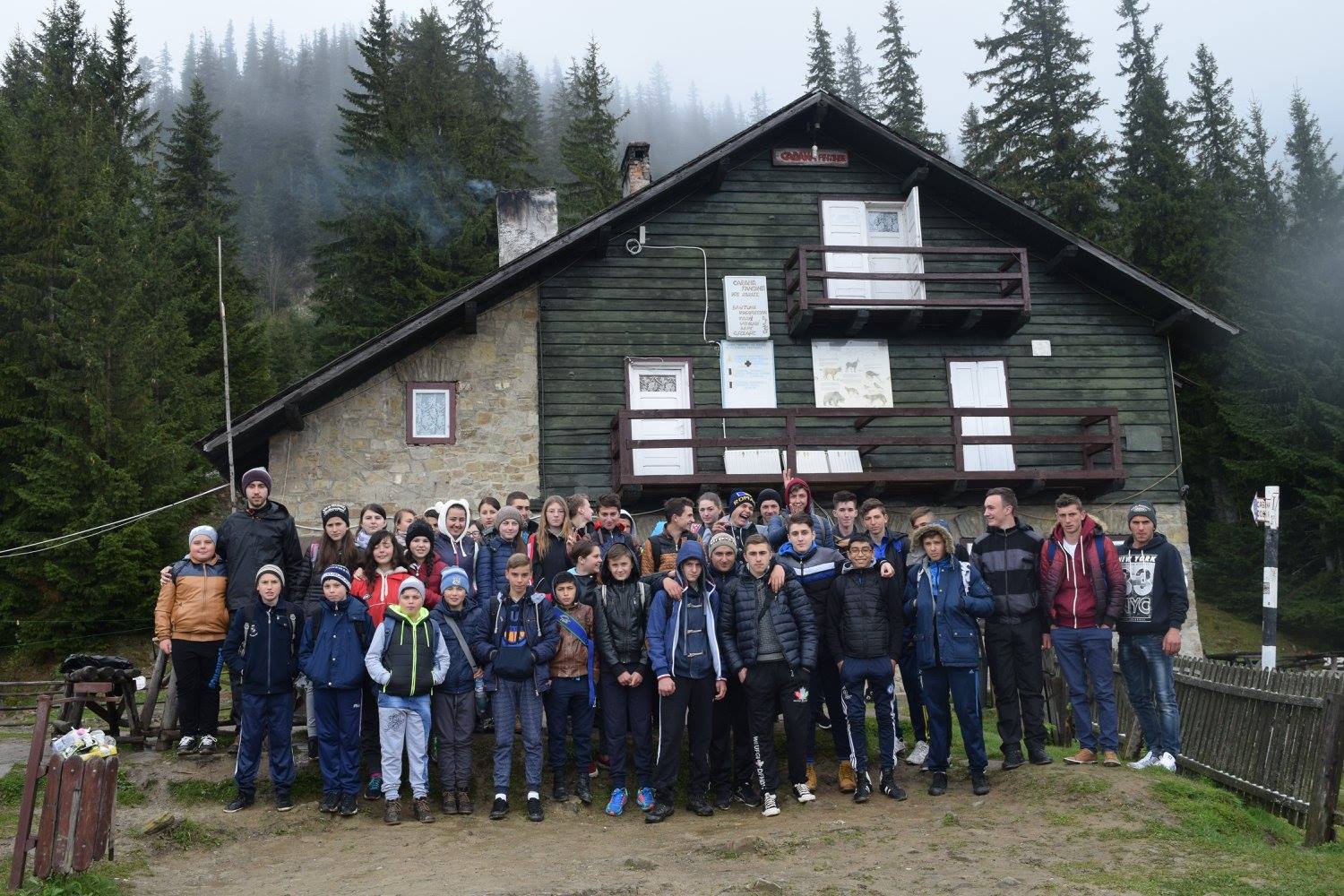 Tinerii din Soci, în drumeţie pe Ceahlău şi la Sihla