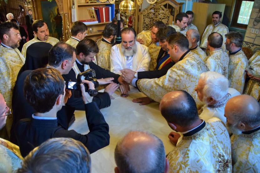 Biserica ”Sfinții Împărați Constantin și Elena” din Roman, resfinţită în ajunul hramului Biserici resfinţite în Mitropolia Moldovei şi Bucovinei (GALERIE FOTO)
