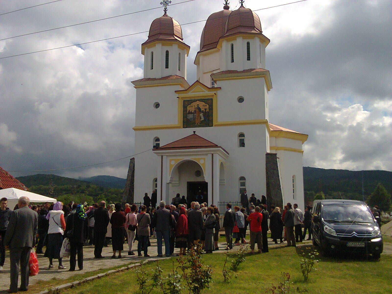Biserica „Sfântul Ilie” din parohia gorjeană Sadu II a fost sfinţită Biserica „Sfântul Ilie” din parohia gorjeană Sadu II a fost sfinţită