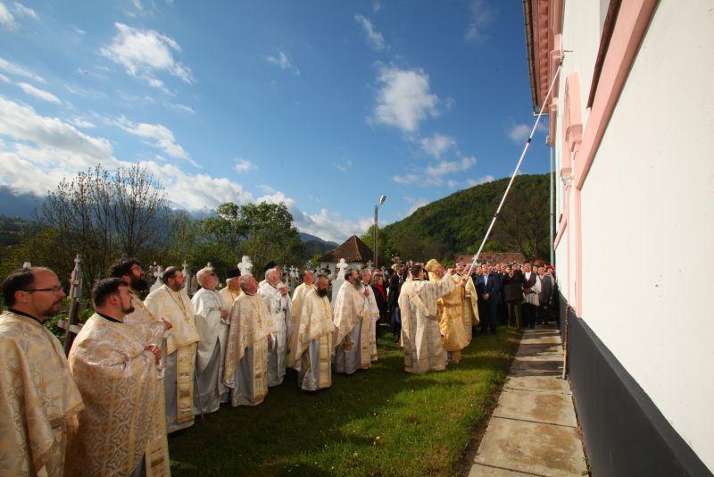 Înaltpreasfinţitul Laurenţiu a sfinţit biserica din Bran-Predeluţ