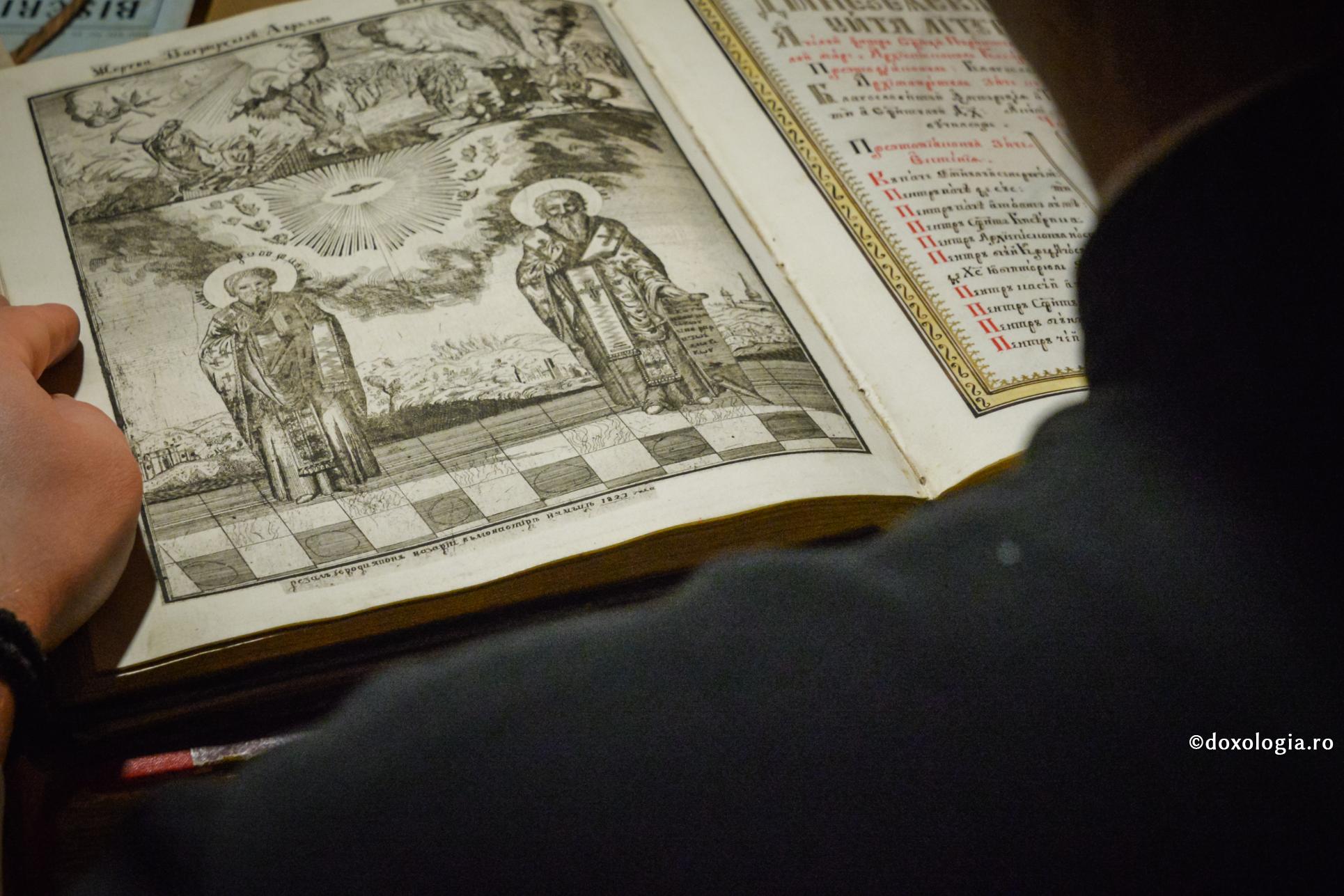 carte veche deschisă