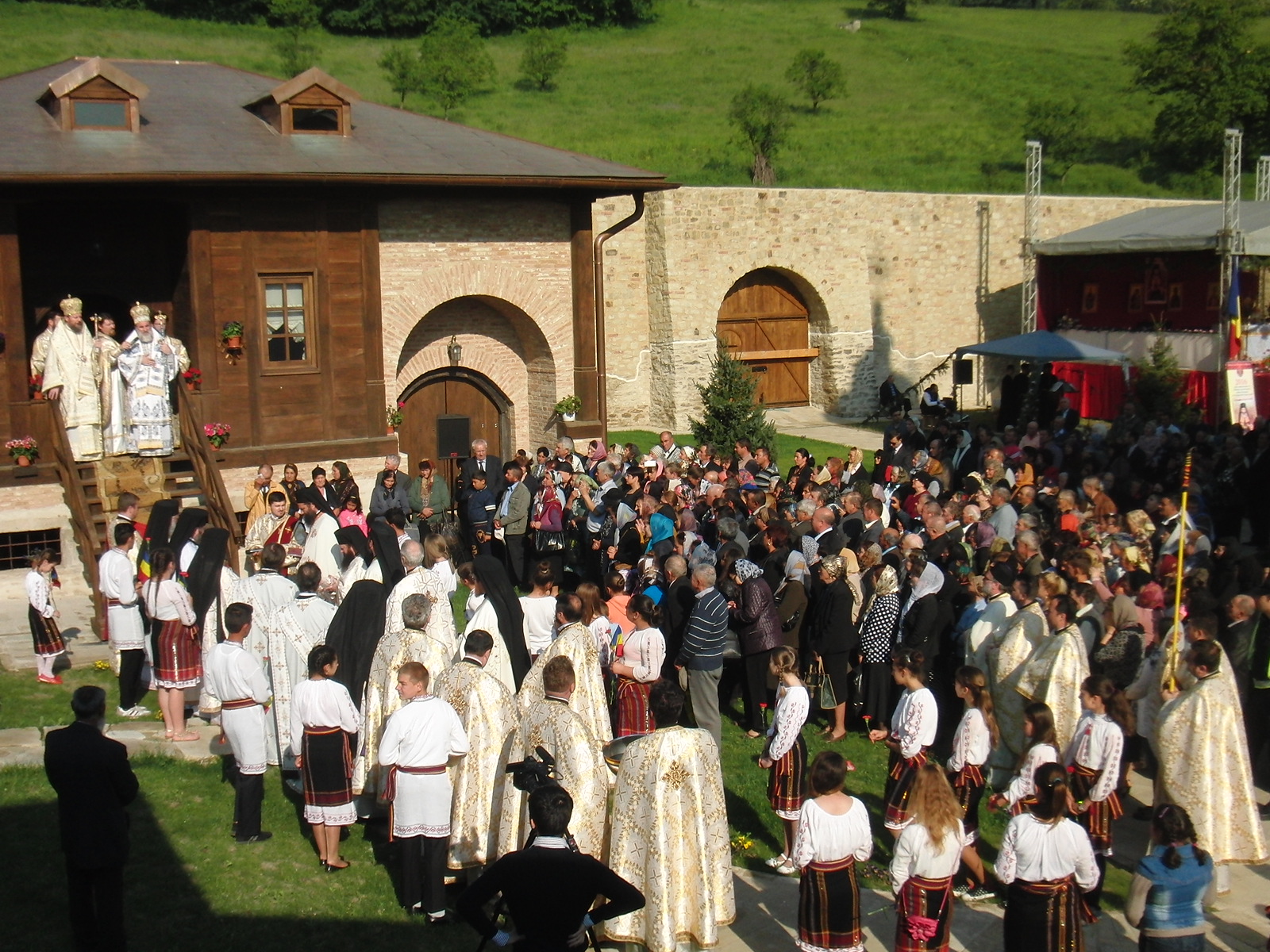 Biserica Mănăstirii Răchitoasa a fost resfinţită de doi ierarhi Biserici resfinţite în Mitropolia Moldovei şi Bucovinei (GALERIE FOTO)