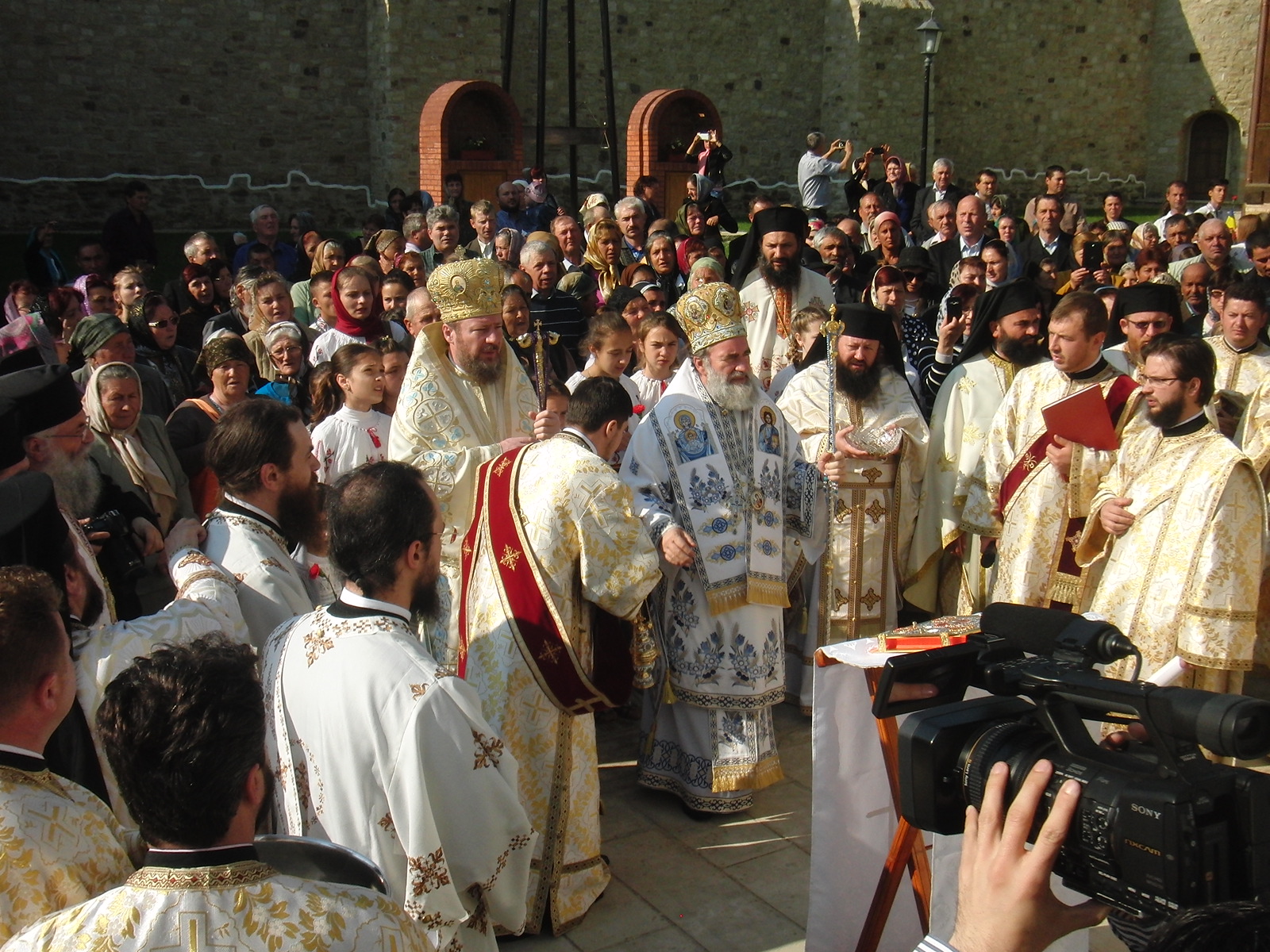Biserica Mănăstirii Răchitoasa a fost resfinţită de doi ierarhi Biserici resfinţite în Mitropolia Moldovei şi Bucovinei (GALERIE FOTO)