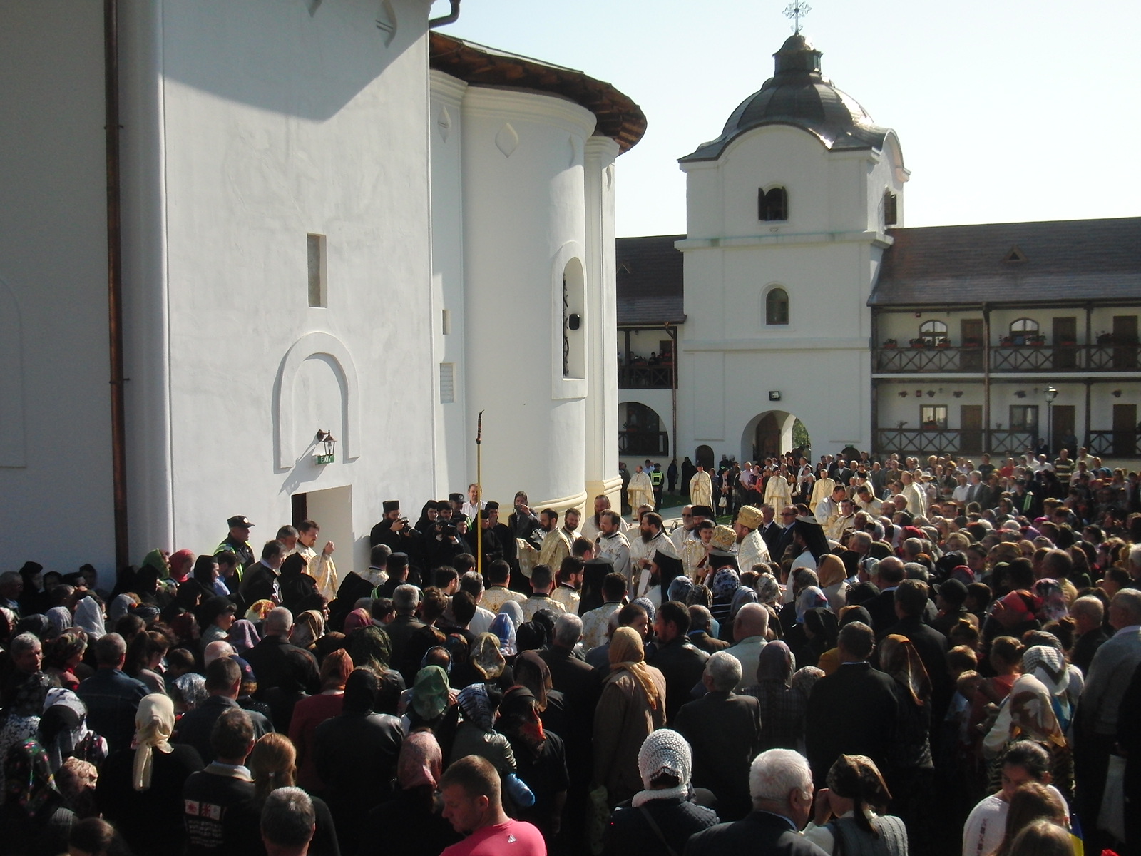 Biserica Mănăstirii Răchitoasa a fost resfinţită de doi ierarhi Biserici resfinţite în Mitropolia Moldovei şi Bucovinei (GALERIE FOTO)