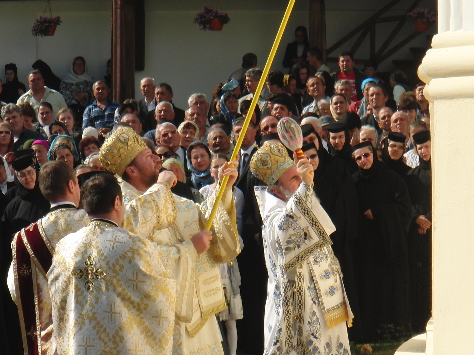 Biserica Mănăstirii Răchitoasa a fost resfinţită de doi ierarhi Biserici resfinţite în Mitropolia Moldovei şi Bucovinei (GALERIE FOTO)