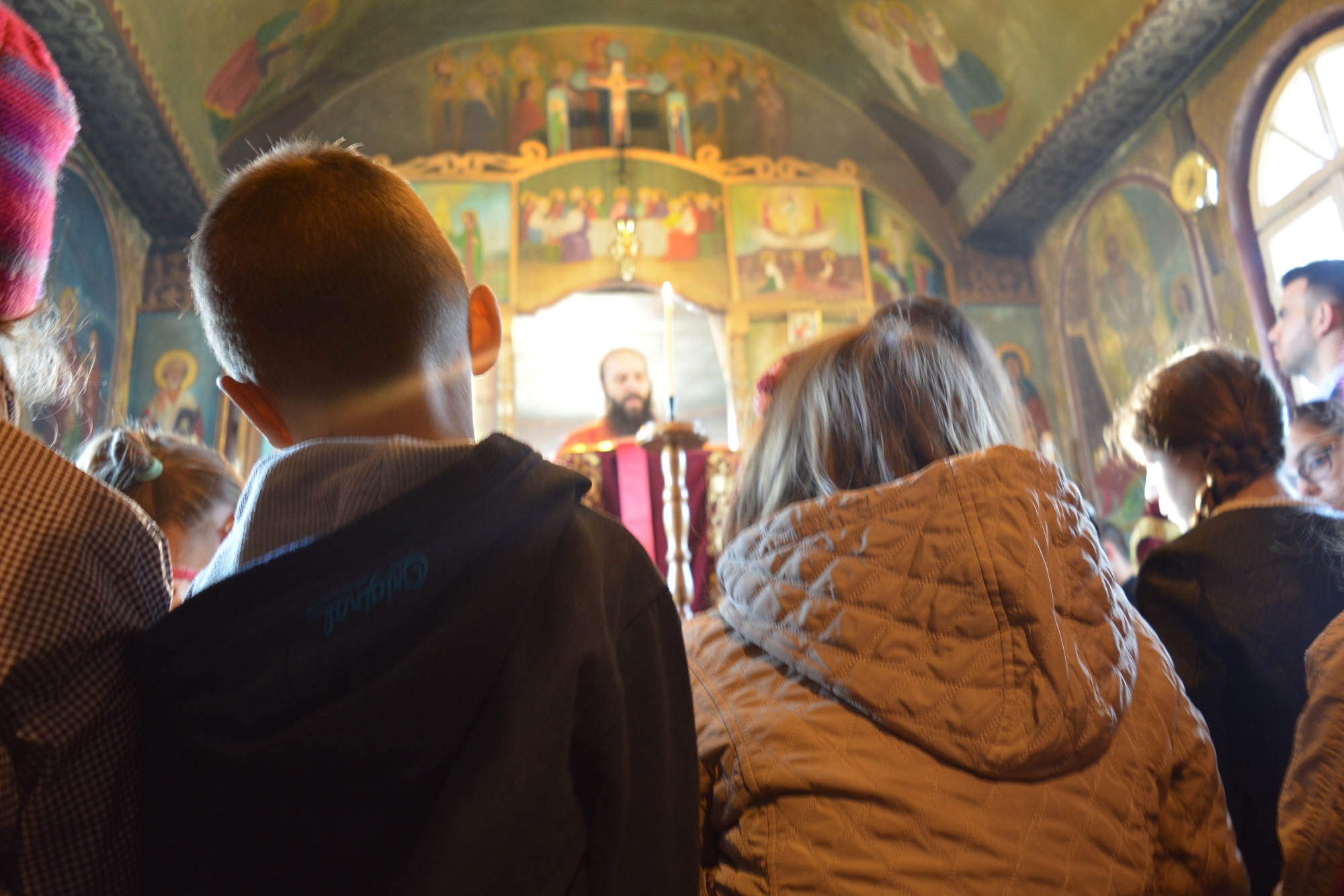 57 de copii din Stânca-Roznovanu au primit încălțăminte nouă, în cadrul Proiectului „Cutia cu Papucei pentru Ei”