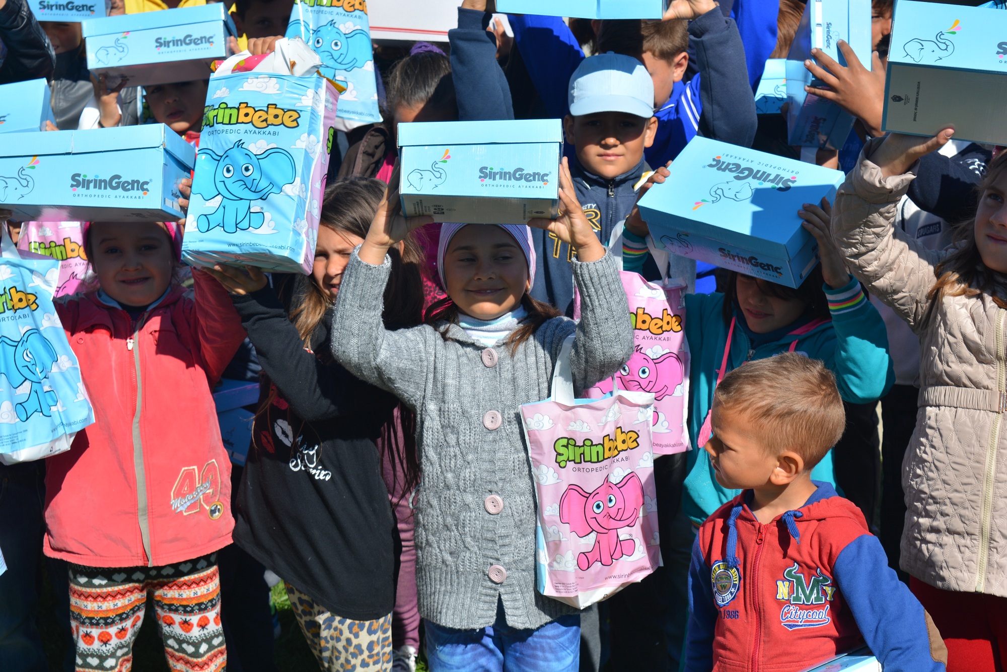 57 de copii din Stânca-Roznovanu au primit încălțăminte nouă, în cadrul Proiectului „Cutia cu Papucei pentru Ei”