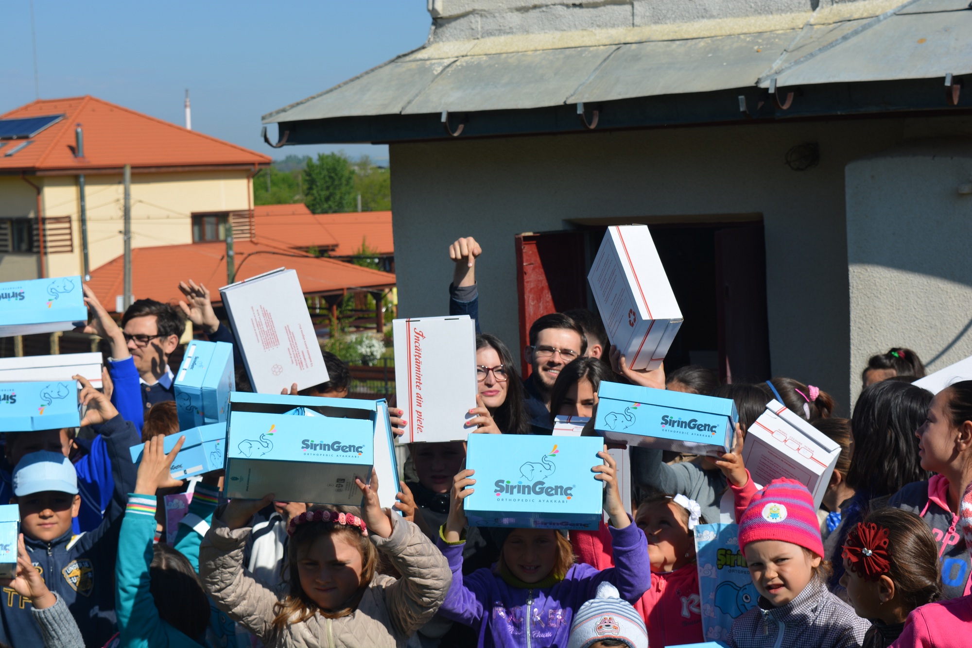 57 de copii din Stânca-Roznovanu au primit încălțăminte nouă, în cadrul Proiectului „Cutia cu Papucei pentru Ei”