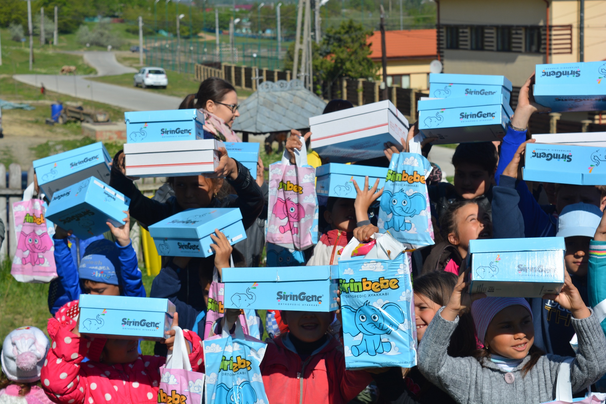 57 de copii din Stânca-Roznovanu au primit încălțăminte nouă, în cadrul Proiectului „Cutia cu Papucei pentru Ei”