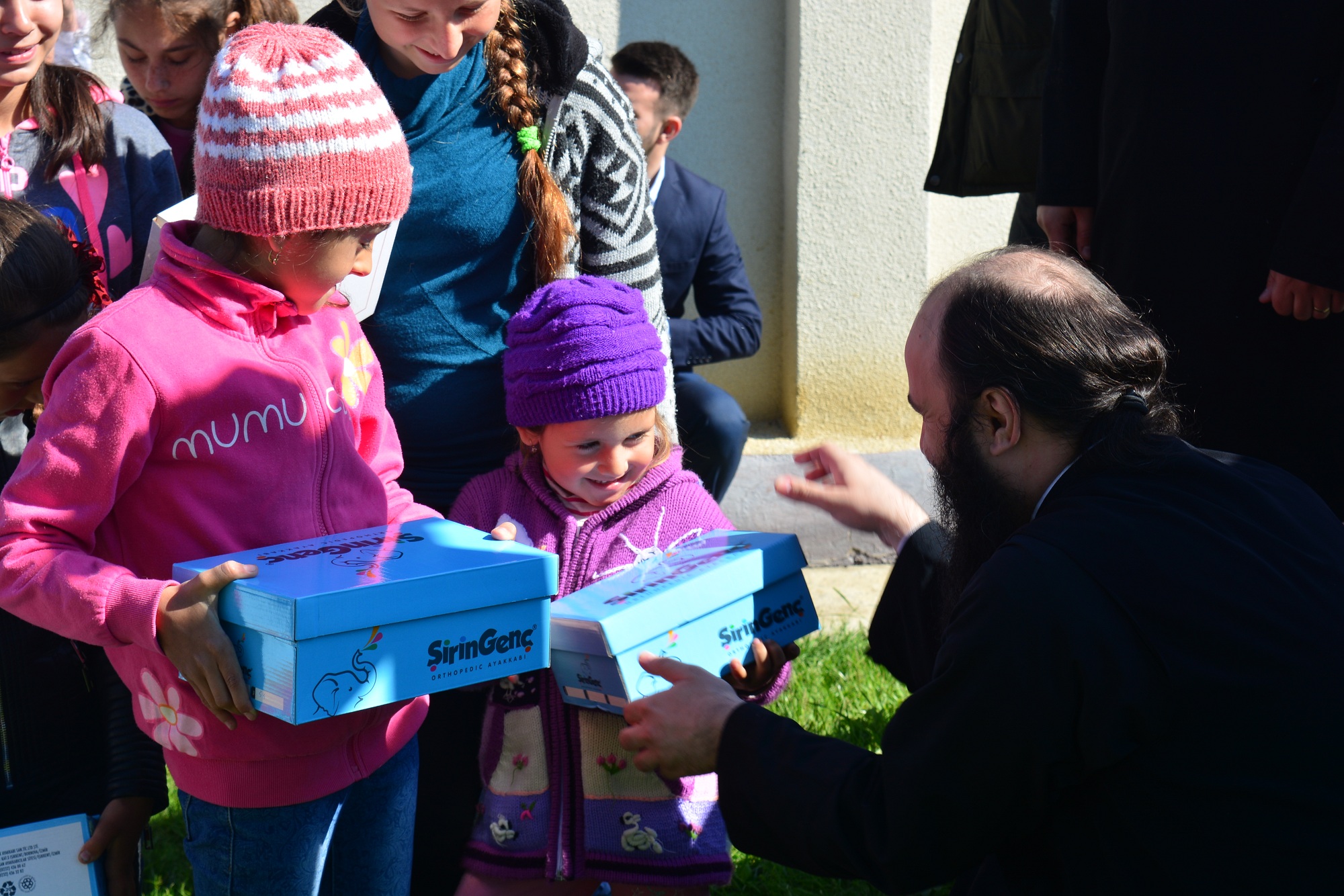 57 de copii din Stânca-Roznovanu au primit încălțăminte nouă, în cadrul Proiectului „Cutia cu Papucei pentru Ei”