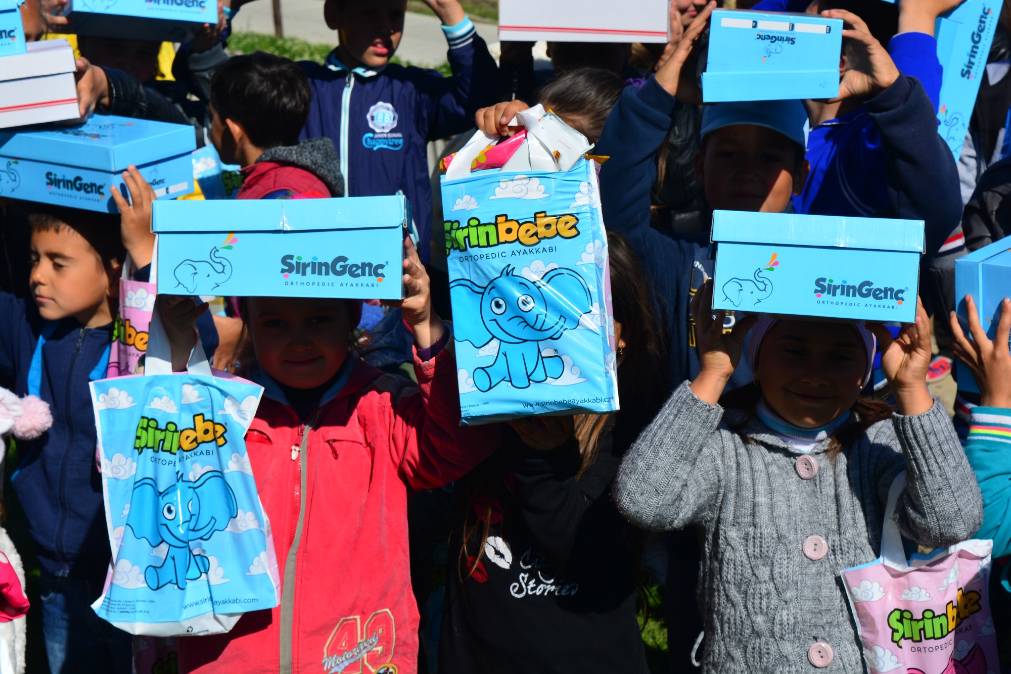 57 de copii din Stânca-Roznovanu au primit încălțăminte nouă, în cadrul Proiectului „Cutia cu Papucei pentru Ei”