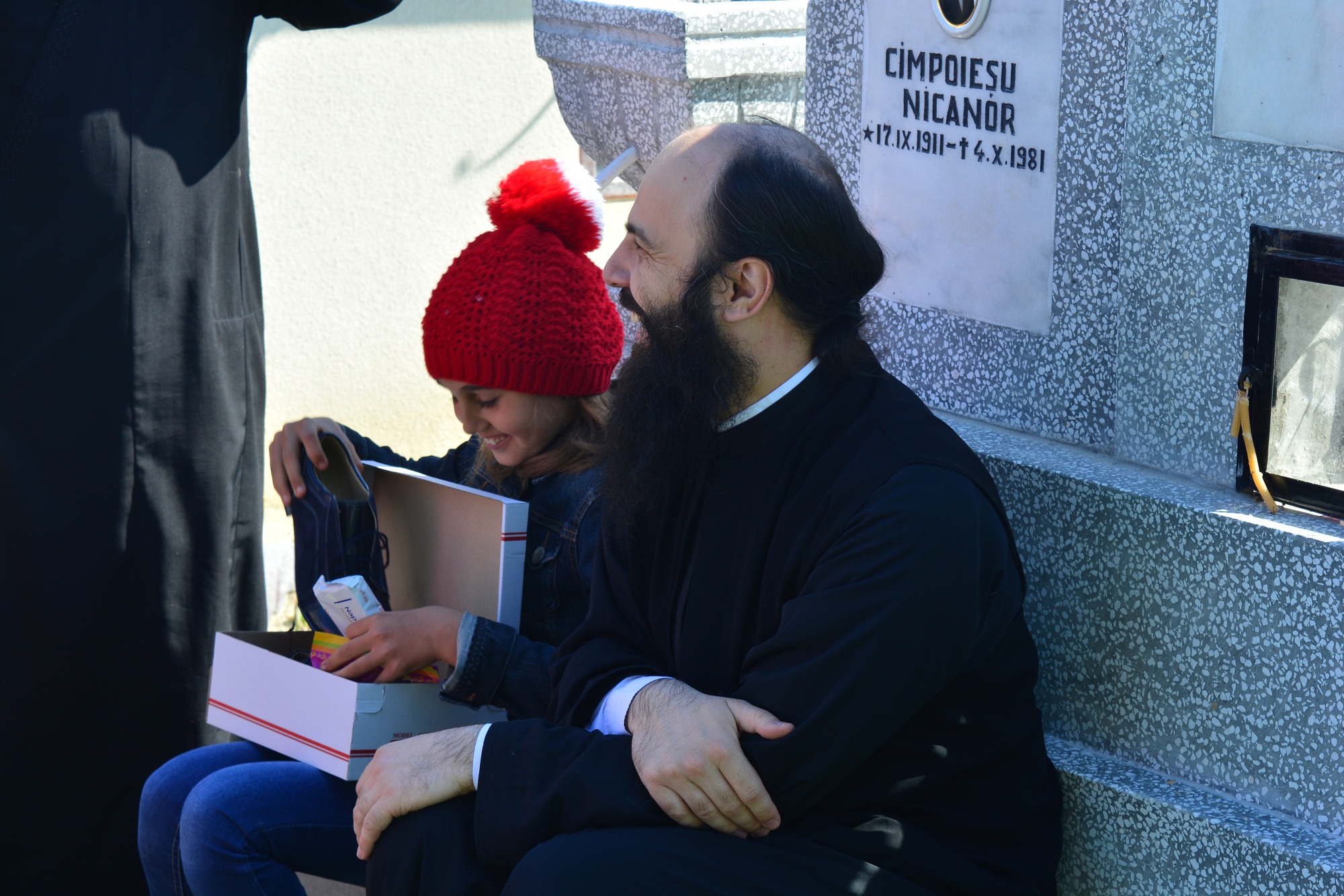 57 de copii din Stânca-Roznovanu au primit încălțăminte nouă, în cadrul Proiectului „Cutia cu Papucei pentru Ei”