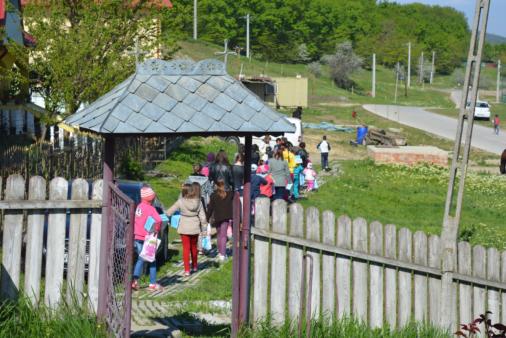 57 de copii din Stânca-Roznovanu au primit încălțăminte nouă, în cadrul Proiectului „Cutia cu Papucei pentru Ei”