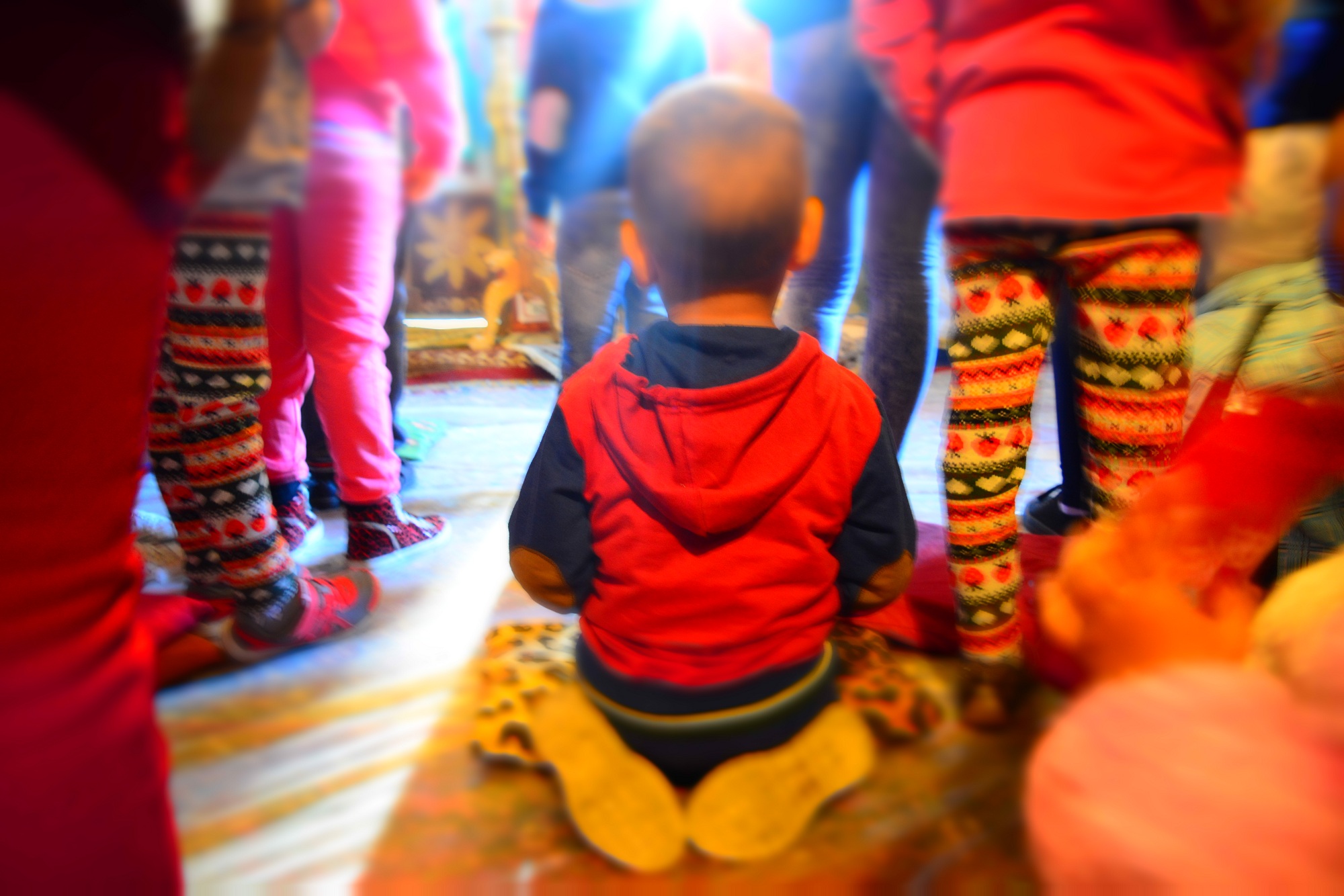 57 de copii din Stânca-Roznovanu au primit încălțăminte nouă, în cadrul Proiectului „Cutia cu Papucei pentru Ei”